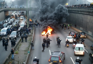 Taxistas bloqueiam uma avenida de Paris