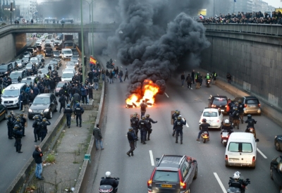 Taxistas bloqueiam uma avenida de Paris