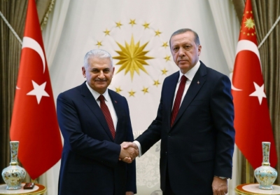 O presidente turco, Recep Tayyip Erdogan (D), e o primeiro-ministro turco, Binali Yildirim (E), em Ancara, no dia 25 de maio de 2016