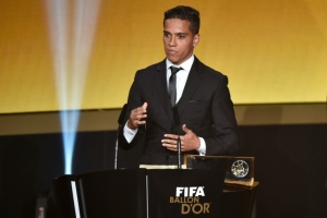 Wendell Lira recebe o pr&ecirc;mio Puskas, durante a cerim&ocirc;nia da Bola de Ouro da Fifa, em Zurique, no dia 11 de janeiro de 2016