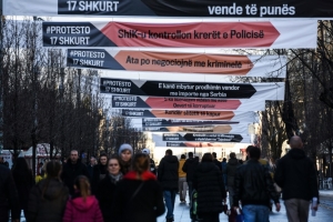 Cartazes convocando protestos s&atilde;o vistos em Pristina, no dia 13 de fevereiro de 2016