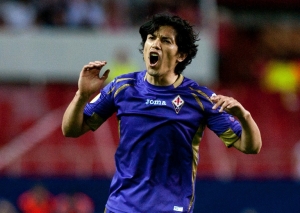 (Arquivo) O meia chileno Mat&iacute;as Fern&aacute;ndez, da Fiorentina, em Sevilha, no dia 7 de maio de 2015