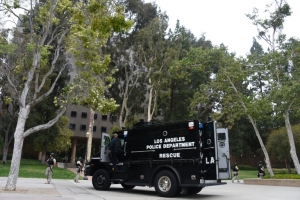 Ve&iacute;culo da Pol&iacute;cia de Los Angeles &eacute; visto na UCLA, no dia 1&ordm; de junho de 2016
