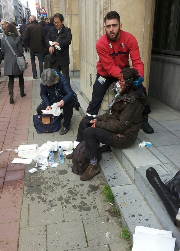 Seguran&ccedil;a ajuda uma mulher ferida na esta&ccedil;&atilde;o de Maalbeek