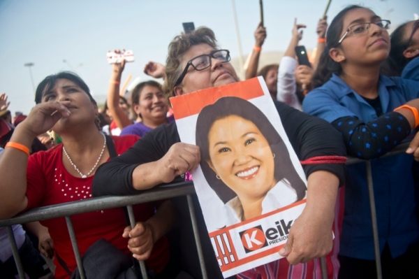 Partid&aacute;rios da candidata Keiko Fujimori durante com&iacute;cio, em Lima, no dia 31 de maio de 2016