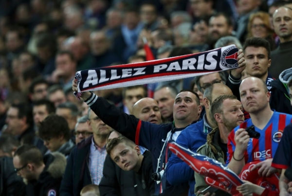Torcedor do Paris Saint-Germain apoia a equipe antes da partida contra o Caen, 19 de dezembro, 2015 em Caen