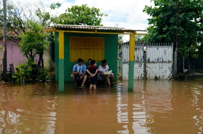 Imagem de pessoas em uma &aacute;rea alagada a oeste de Assun&ccedil;&atilde;o, na fronteira entre Paraguai e Argentina, em 26 de dezembro de 2015