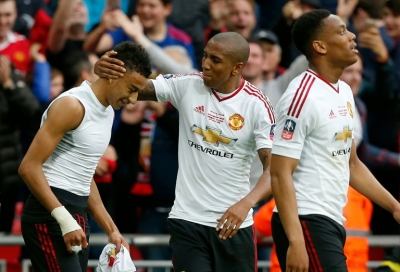 Lingard (E) anotou o gol do t&iacute;tulo do United, em 21 de maio, em Wembley