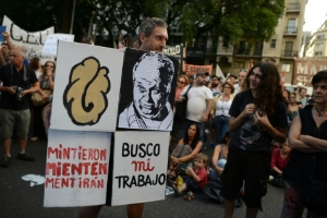 Manifestantes participam de ato em frente ao Centro Cultural Kirchner, em Buenos Aires, em 29 de janeiro de 2016