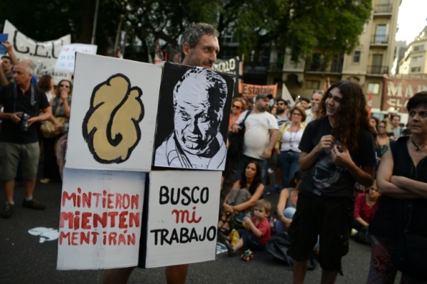 Manifestantes participam de ato em frente ao Centro Cultural Kirchner, em Buenos Aires, em 29 de janeiro de 2016
