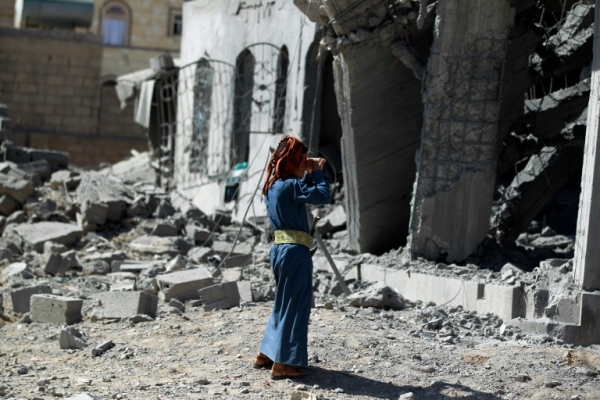 Homem em frente a edif&iacute;cio destru&iacute;do em Sanaa, em 28 de outubro de 2015