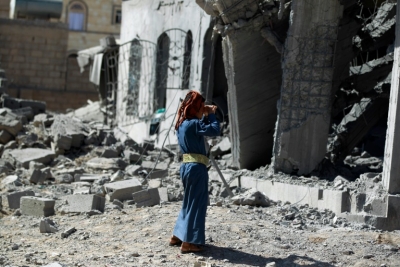 Homem em frente a edif&iacute;cio destru&iacute;do em Sanaa, em 28 de outubro de 2015