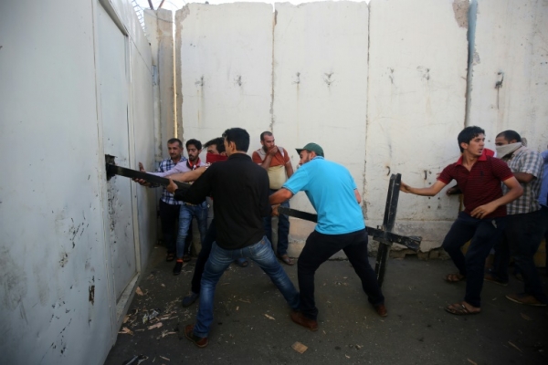 Simpatizantes de Al-Sadr for&ccedil;am a entrada na Zona Verde