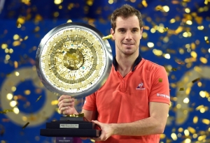 Richard Gasquet posa com o trof&eacute;u, em 7 de fevereiro, em Montpellier
