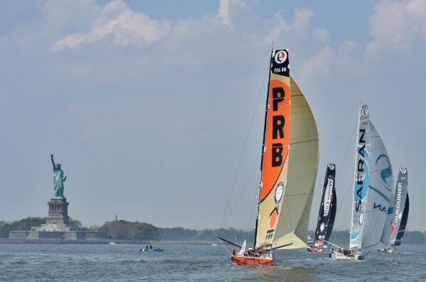 Um avi&atilde;o P-47 Thunderbolt da II Guerra Mundial caiu nesta sexta-feira no rio Hudson em Nova York, informaram as autoridades, que recuperaram um corpo que seria do piloto.