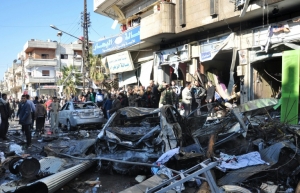 Mais de 450 combatentes e civis, incluindo alguns feridos, come&ccedil;aram a deixar nesta segunda-feira tr&ecirc;s cidades s&iacute;rias, em virtude de um acordo entre o regime de Damasco e os rebeldes, anunciou uma ONG