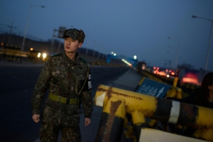 (Arquivo) Posto de controle sul-coreano no acesso &agrave; zona industrial conjunta de Kaesong