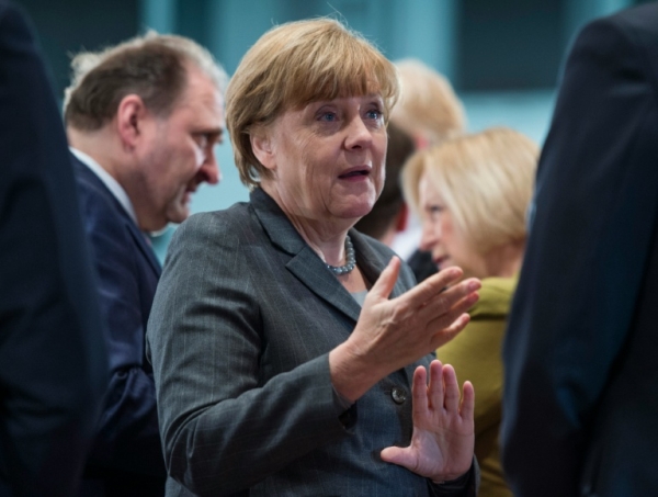 A chanceler alem&atilde;, Angela Merkel, defendeu em uma entrevista publicada neste s&aacute;bado a sua decis&atilde;o de n&atilde;o fechar as fronteiras da Alemanha frente ao fluxo de migrantes, pouco antes de um congresso do partido CDU e uma c&uacute;pula europeia.