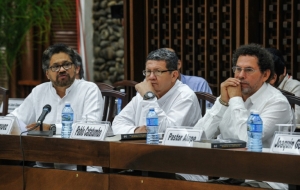 Os l&iacute;deres e negociadores das Farc Iv&aacute;n M&aacute;rquez (E), Pablo Catatumbo (C) e Pastor Alape (D), em Havana, no dia 15 de dezembro de 2015