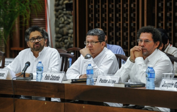 Os l&iacute;deres e negociadores das Farc Iv&aacute;n M&aacute;rquez (E), Pablo Catatumbo (C) e Pastor Alape (D), em Havana, no dia 15 de dezembro de 2015
