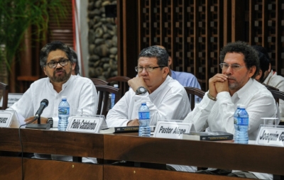 Os l&iacute;deres e negociadores das Farc Iv&aacute;n M&aacute;rquez (E), Pablo Catatumbo (C) e Pastor Alape (D), em Havana, no dia 15 de dezembro de 2015