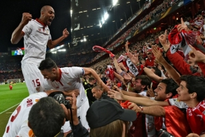 Jogadores do Sevilla comemoram com torcedores vit&oacute;ria da Liga Europa, na Basileia, no dia 18 de maio de 2016