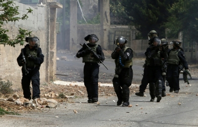 Membros das for&ccedil;as de seguran&ccedil;a israelenses s&atilde;o vistos durante confronto com manifestantes palestinos, em Kfar Qaddum, na Cisjord&acirc;nia ocupada, no dia 13 de maio de 2016