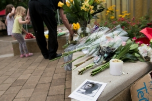 Flores s&atilde;o depositadas em frente ao memorial de Muhammad Ali, em 4 de junho, em Louisville, no Kentucky