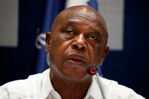 Tokyo Sexwale, candidato sul-africano &agrave; presid&ecirc;ncia da Fifa, em Jeric&oacute;, Cisjord&acirc;nia, no dia 16 de dezembro de 2015