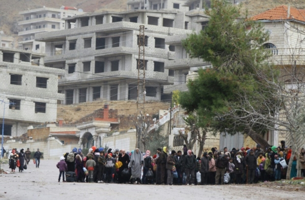 Civis aguardam por ajuda humanit&aacute;ria, em Madaya, no dia 14 de janeiro de 2016