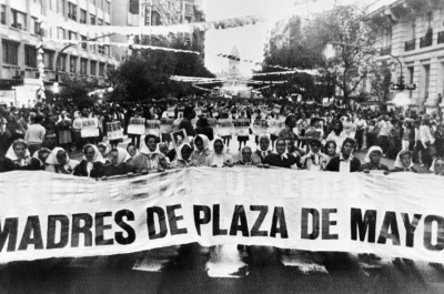 M&atilde;es da Pra&ccedil;a de Maio participam de marcha em 21 de mar&ccedil;o de 1985, em Buenos Aires