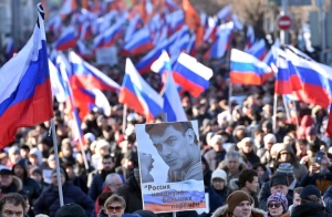 Milhares de pessoas sa&iacute;ram &agrave;s ruas neste s&aacute;bado em Moscou para lembrar o primeiro ano desde o assassinato do opositor Boris Nemtsov, baleado perto do Kremlin, em um crime ainda n&atilde;o esclarecido
