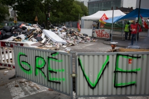 Instala&ccedil;&atilde;o de tratamento de lixo &eacute; bloqueada por grevistas nos arredores de Paris