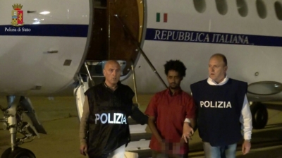 (6 jun) Mered &eacute; escoltado por policiais em Roma