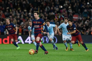 Barcelona's Argentinian forward Lionel Messi (R) prepares to pass the ball to Barcelona's Uruguayan forward Luis Suarez (R) during a penalty kick during the Spanish league football match FC Barcelona vs RC Celta de Vigo at the Camp Nou stadium in Barcelona on February 14, 2016.