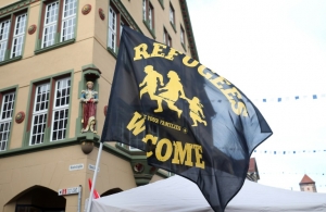 Manifestantes exibem uma bandeira com a inscri&ccedil;&atilde;o "Refugiados s&atilde;o bem-vindos", durante manifesta&ccedil;&atilde;o em Villingen-Schwenningen