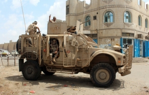 For&ccedil;as leais ao presidente Abd Rabo Mansur Hadi em rua do distrito de Mansura, em Aden, segunda maior cidade do I&ecirc;men, em 30 de mar&ccedil;o