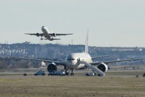 O avi&atilde;o do voo SVA 226 &eacute; isolado no aeroporto de Madri-Barajas