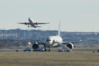 O avi&atilde;o do voo SVA 226 &eacute; isolado no aeroporto de Madri-Barajas
