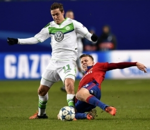 Wolfsburg's German forward Max Kruse (L) vies for the ball with CSKA Moscow's Swedish midfielder Pontus Wernbloom during the UEFA Champions League group B football match between PFC CSKA Moskva and VfL Wolfsburg at the Arena Khimki stadium outside Moscow on November 25, 2015. AFP PHOTO / YURI KADOBNOV