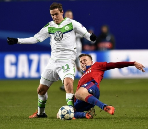 Wolfsburg's German forward Max Kruse (L) vies for the ball with CSKA Moscow's Swedish midfielder Pontus Wernbloom during the UEFA Champions League group B football match between PFC CSKA Moskva and VfL Wolfsburg at the Arena Khimki stadium outside Moscow on November 25, 2015. AFP PHOTO / YURI KADOBNOV