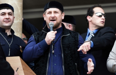 Ramzan Kadyrov (C) afirma que espi&otilde;es chechenos est&atilde;o infiltrados no Estado Isl&acirc;mico