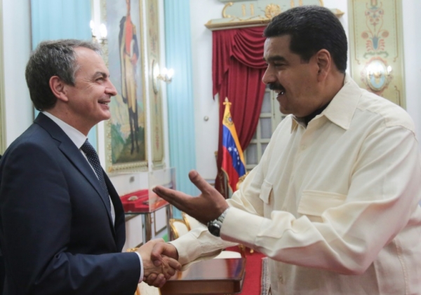 O presidente venezuelano, Nicol&aacute;s Maduro (D), e o ex-presidente espanhol Jos&eacute; Luis Rodr&iacute;guez Zapatero, em Caracas, no dia 18 de maio de 2016