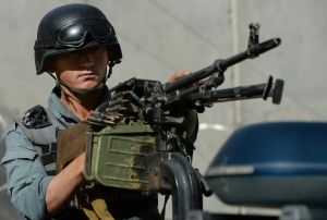 Policial em um posto de controle perto da embaixada americana no Afeganist&atilde;o