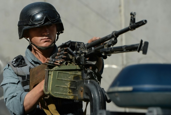 Policial em um posto de controle perto da embaixada americana no Afeganist&atilde;o