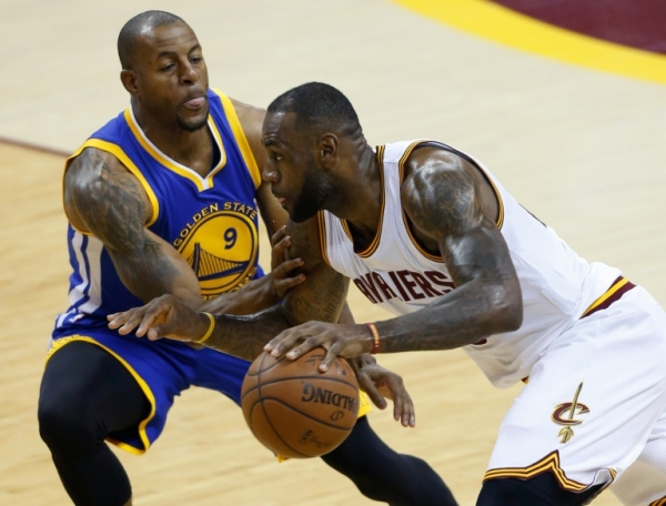 LeBron James supera a marca&ccedil;&atilde;o de Andre Iguodala na vit&oacute;ria de 120-90 do Cleveland Cavaliers sobre o Golden State Warriors