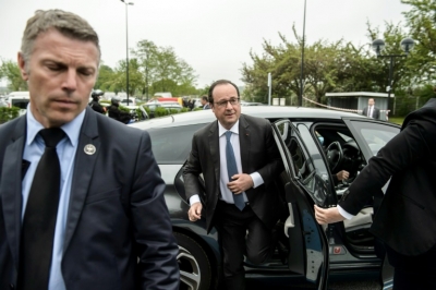 O presidente franc&ecirc;s, Fran&ccedil;ois Hollande (C), em Les Mureaux, oeste de Paris, no dia 12 de maio de 2016