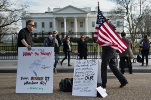Manifesta&ccedil;&atilde;o contra Trump em frente &agrave; Casa Branca