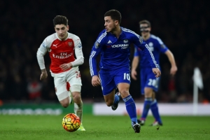 Hazard (C) em a&ccedil;&atilde;o contra o Arsenal, em 24 de janeiro, em Londres