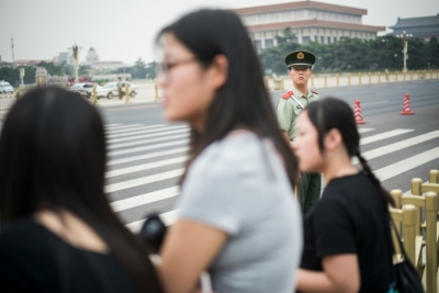 Militar observa visitantes na Pra&ccedil;a Tiananmen (Paz Celestial) de Pequim em 3 de junho